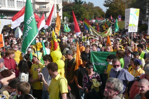 des drapeaux de toutes les couleurs